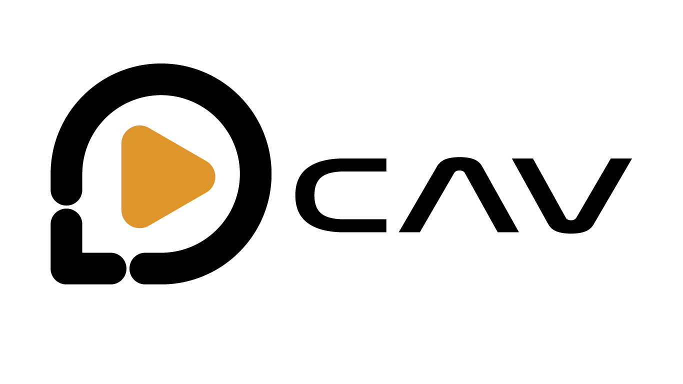 O logotipo exibido apresenta um design moderno e minimalista da marca CAV. À esquerda, vê-se um círculo preto incompleto que transmite sensação de movimento, enquanto no interior está uma figura laranja semelhante a um triângulo arredondado ou seta, evocando dinamismo e direção. À direita do ícone, a sigla “CAV” aparece em letras maiúsculas pretas com tipografia limpa e impactante, reforçando uma imagem de profissionalismo, energia e inovação.